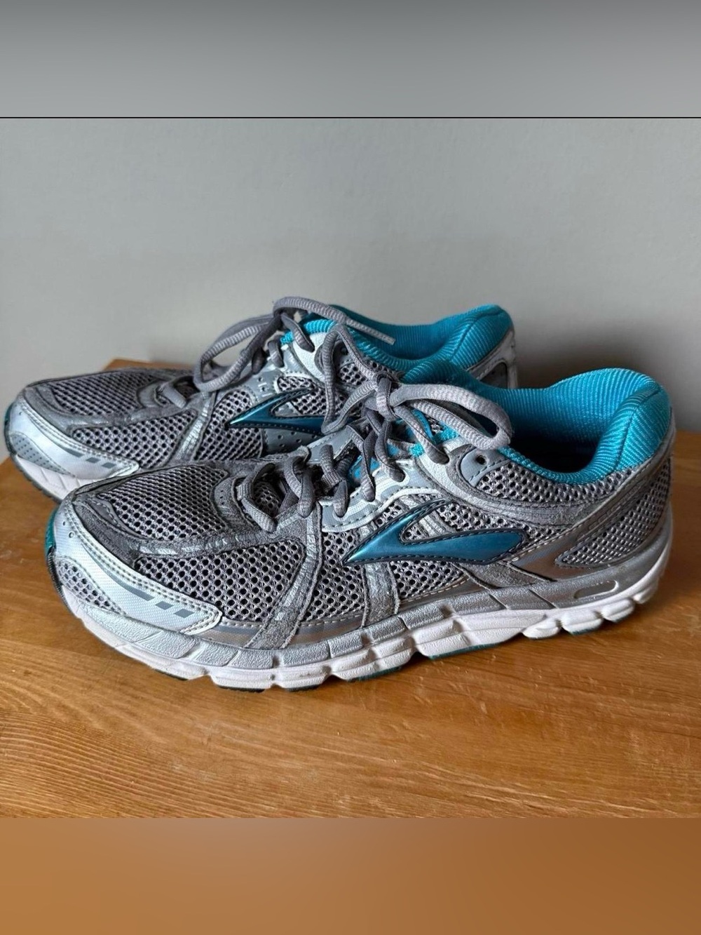Brooks Addiction Athletic Shoes Size 9.5 Aqua Teal Blue and Silver